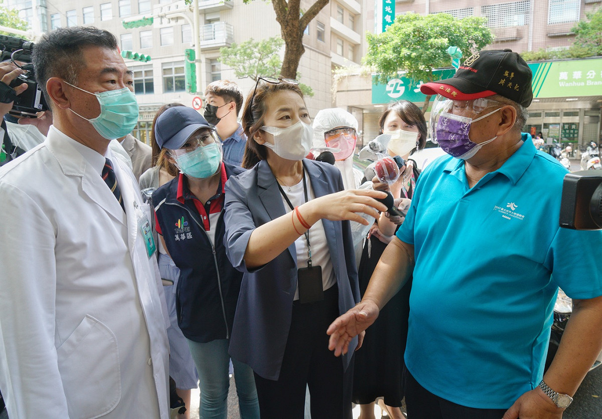 台北市副市長黃珊珊前往西園醫院了解疫苗施打情況，並和副院長孫建偉、和德里里長洪天化交換意見。 圖：張良一 /攝