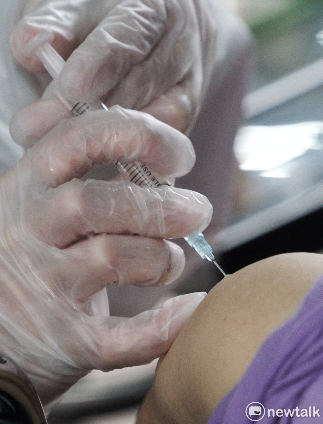 國光生物科技向印尼食品藥物管理局(BPOM)申請新冠肺炎疫苗AdimrSC-2f vaccine第1/2期海外人體臨床試驗，已獲正式核准，（圖為疫苗施打示意） 圖：張良一/攝（資料照）