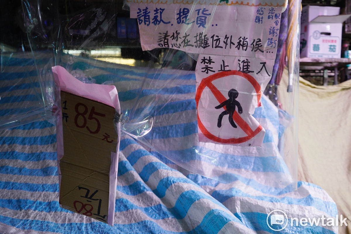 台北市副市長黃珊珊上午在北農董事長黃向群的陪同下，視察快篩站整備情形。圖為一市零批場。 圖：張良一/攝