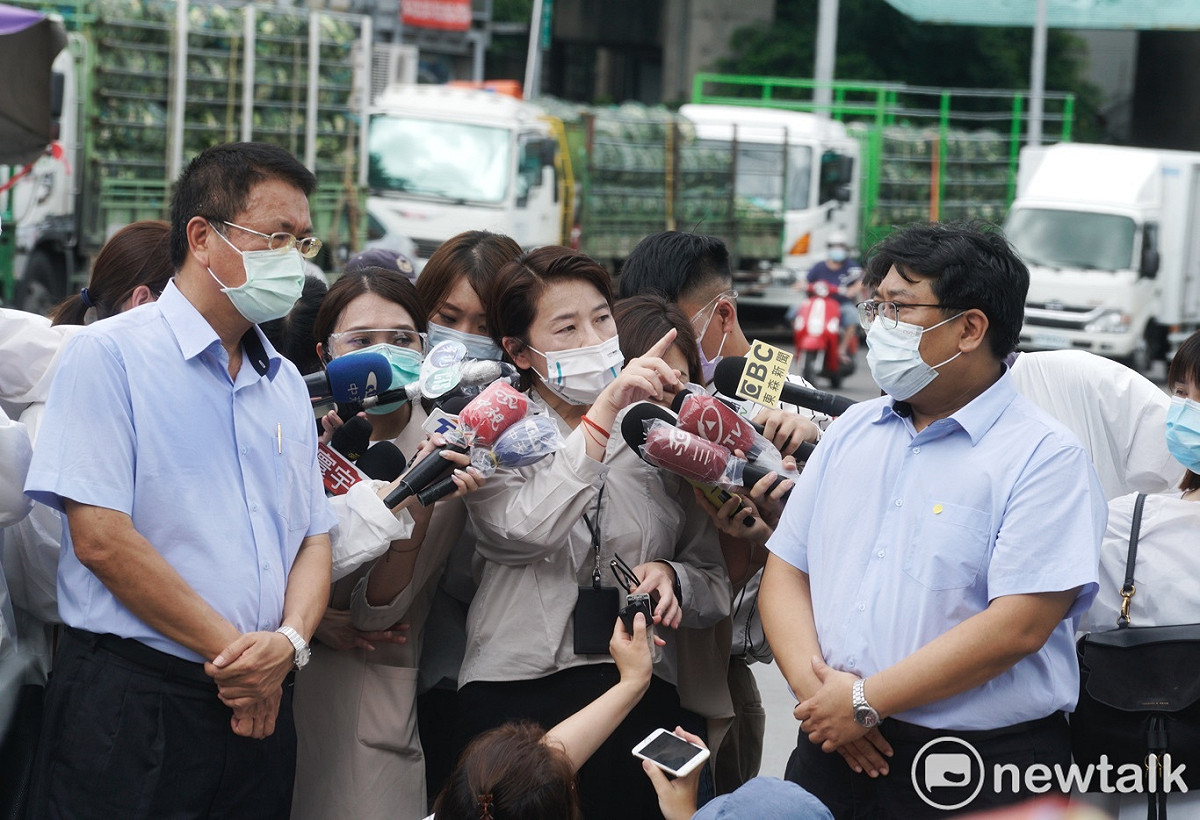 台北市副市長黃珊珊上午在北農董事長黃向群的陪同下，視察快篩站整備情形。 圖：張良一/攝