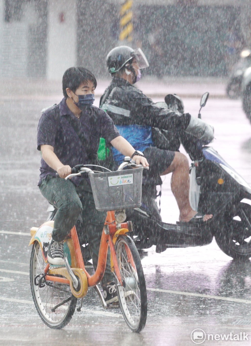 保署請中央大學進行酸雨監測，近期也公布了去年全台14個酸雨測站雨水pH值，平均為5.75，其中新竹地區去年pH值5.29為全台最低。 圖：張良一/攝