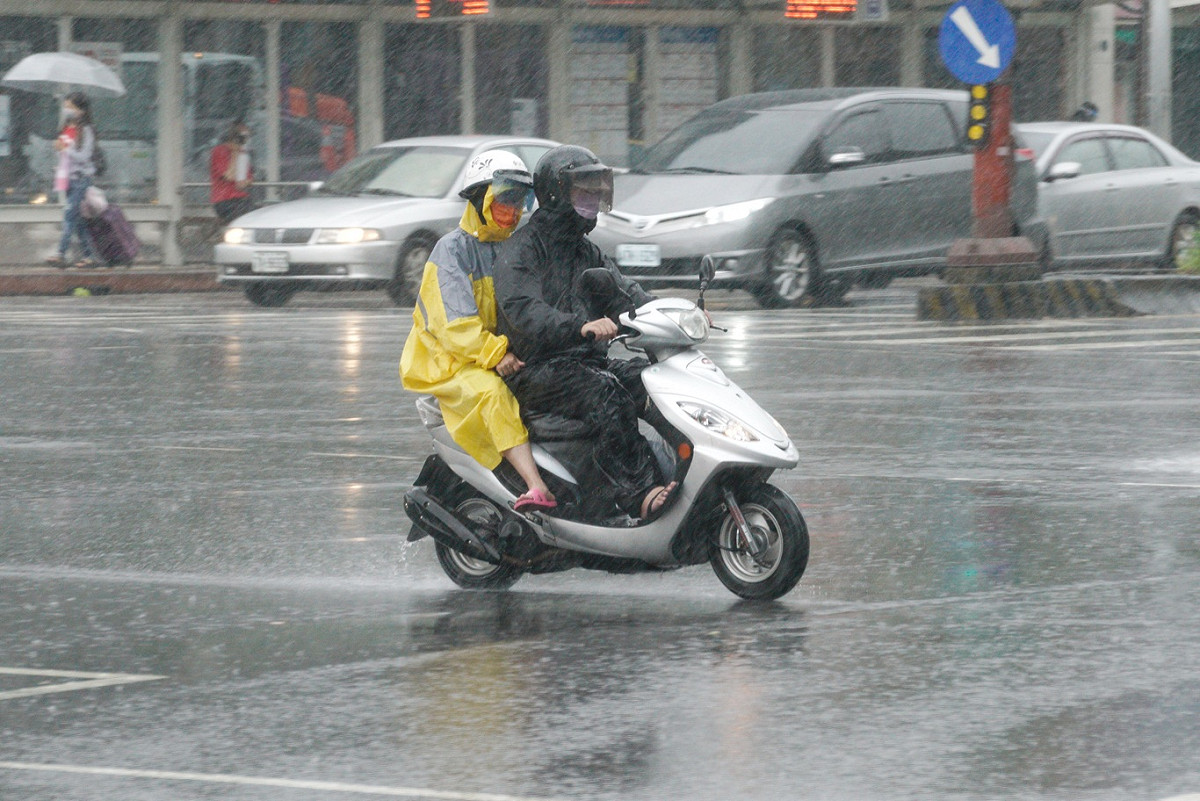 由於颱風外圍環流影響，氣象局對中部以北地區發布豪雨、大雨特報(資料照)。 圖：張良一/攝
