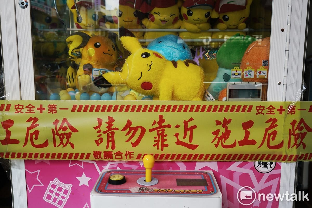 照片為北市西門町商圈先前因為疫情關係而無法營業的夾娃娃機店。 圖：張良一 / 攝（資料照）