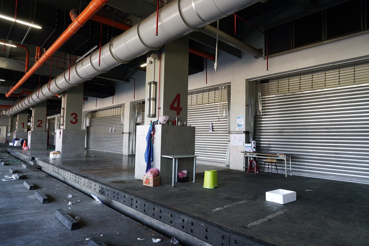 北市環南市場傳出41例PCR陽性個案後，市場處緊急關閉環南市場3天，並進行清消。 圖：張良一/攝