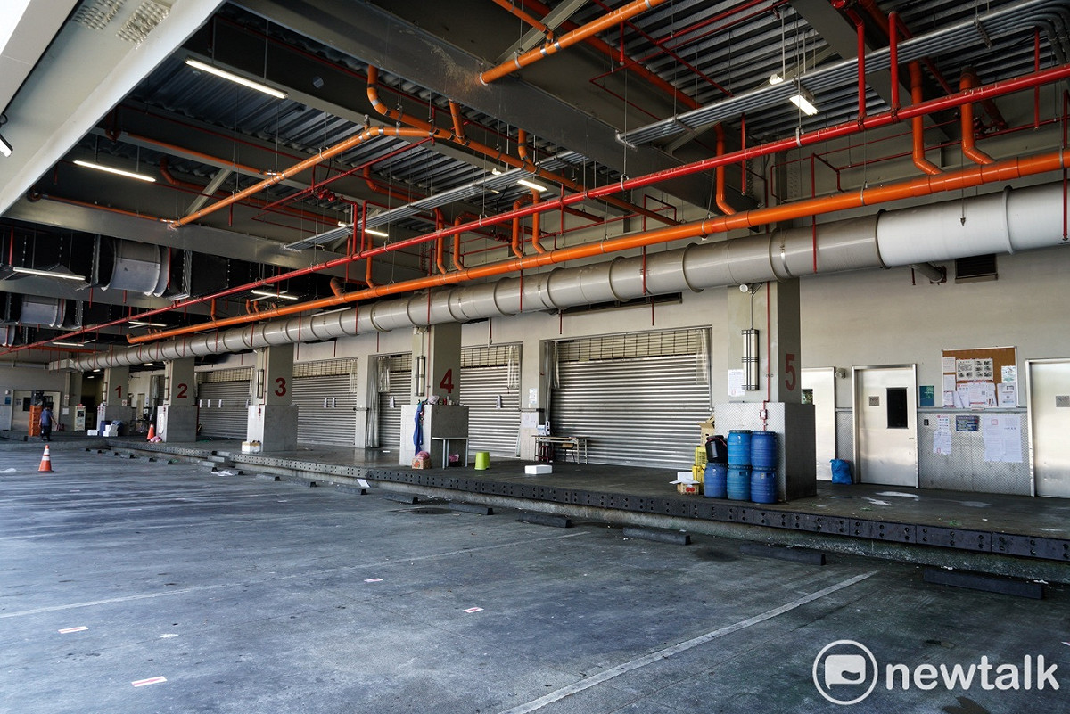 北市環南市場傳出41例PCR陽性個案後，市場處緊急關閉環南市場3天，並進行清消。 圖：張良一 / 攝