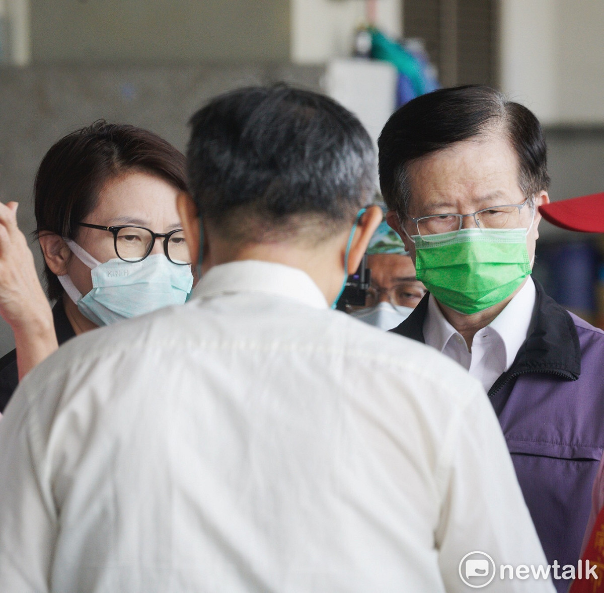 台北市長柯文哲、副市長黃珊珊、衛生局長黃世傑等人討論環南市場相關防疫作為。 圖：張良一 / 攝