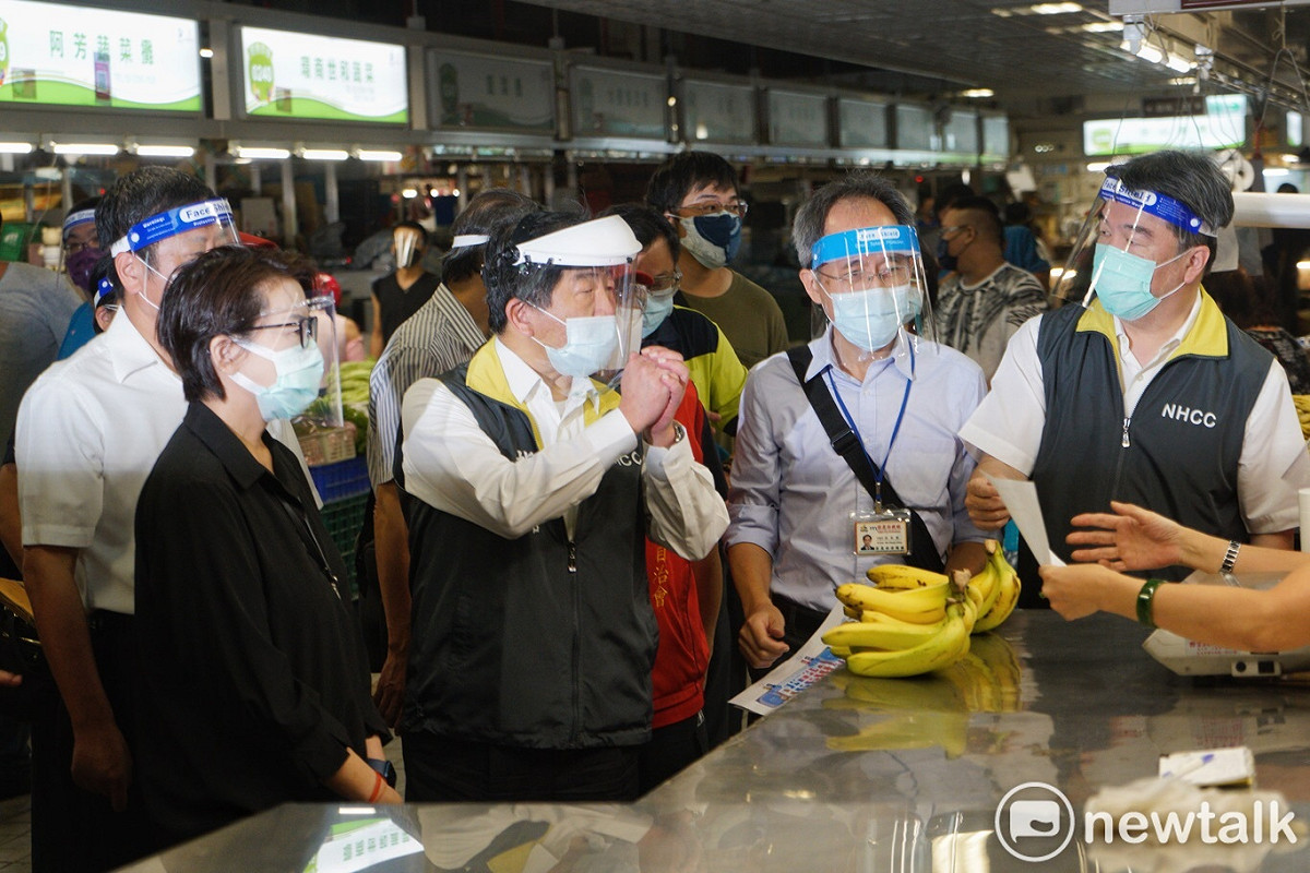 中央流行疫情指揮中心指揮官陳時中上午在台北市副市長黃珊珊、環南市場自治會會長林勝東的陪同下，視察重新營業的環南市場。 圖：張良一 / 攝