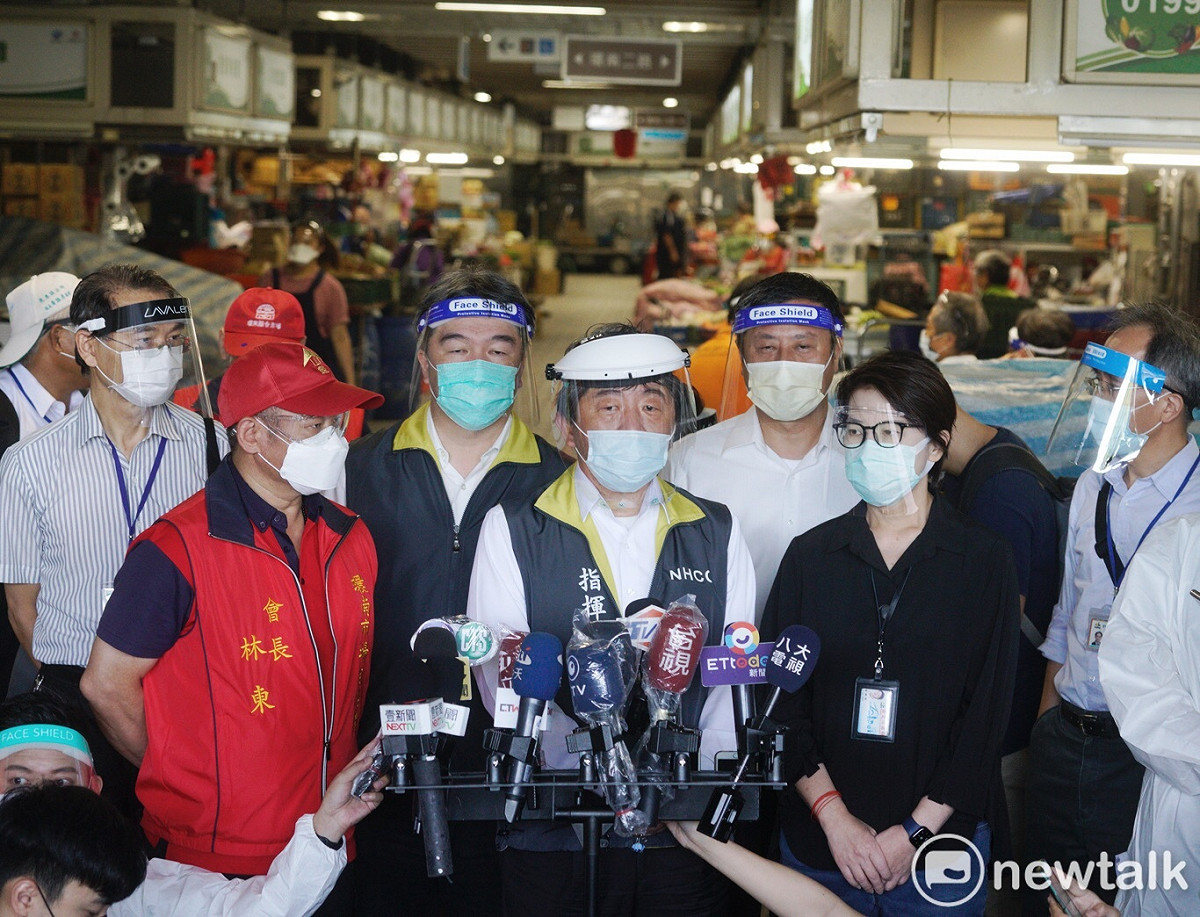 中央流行疫情指揮中心指揮官陳時中上午在台北市副市長黃珊珊、環南市場自治會會長林勝東的陪同下，視察重新營業的環南市場。 圖：張良一 / 攝