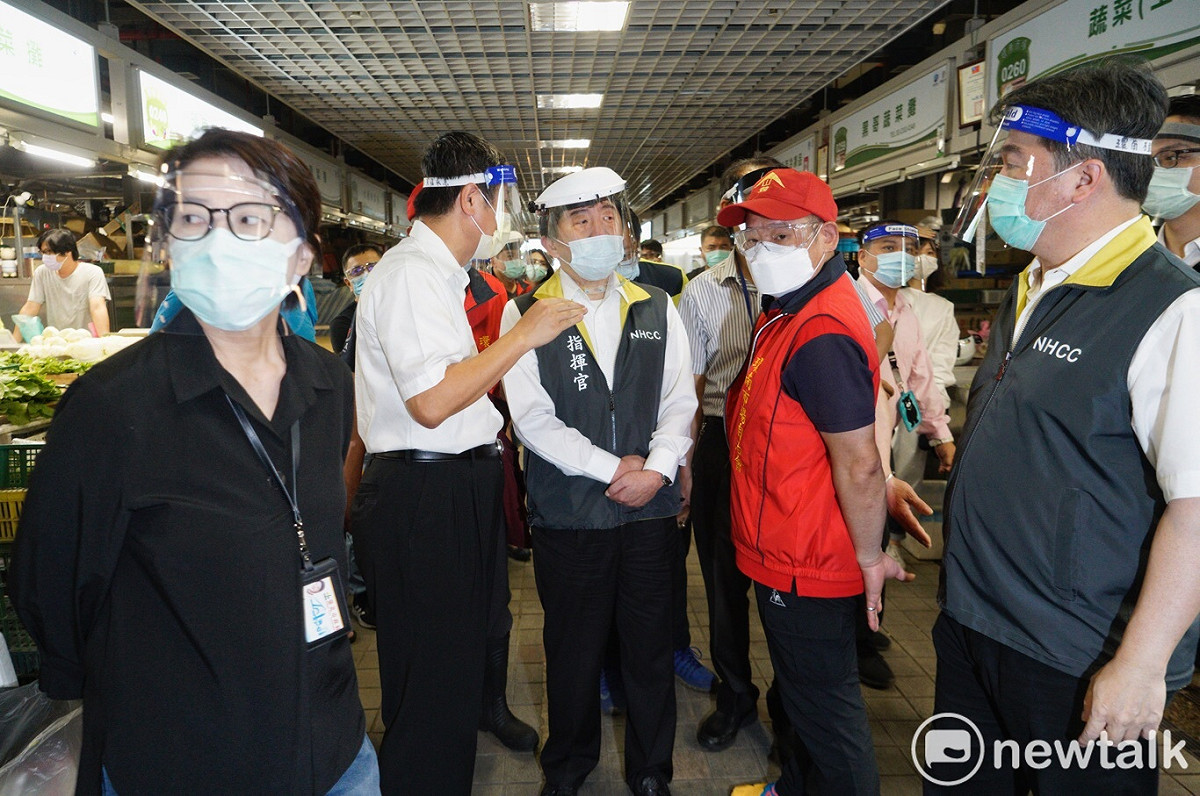 中央流行疫情指揮中心指揮官陳時中上午在台北市副市長黃珊珊、環南市場自治會會長林勝東的陪同下，視察重新營業的環南市場。 圖：張良一 / 攝