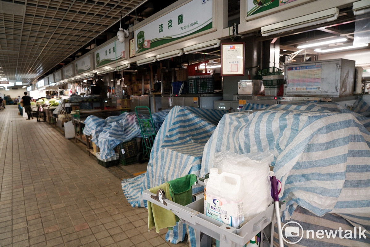 受武漢肺炎疫情影響而休市4天的台北環南市場今重新開放營業，但仍有一些確診的攤商沒開市，今晨在環南市場的攤商和工作人員紛紛戴起口罩加面罩加強防疫措施。 圖：張良一/攝