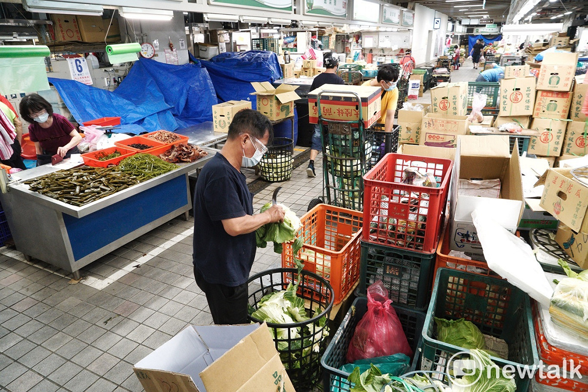 受武漢肺炎疫情影響而休市4天的台北環南市場今重新開放營業，但仍有一些確診的攤商沒開市，今晨在環南市場的攤商和工作人員紛紛戴起口罩加面罩加強防疫措施。 圖：張良一/攝