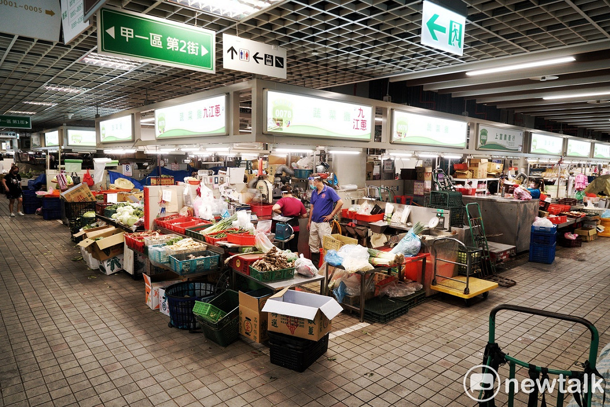 受武漢肺炎疫情影響而休市4天的台北環南市場今重新開放營業，但仍有一些確診的攤商沒開市，今晨在環南市場的攤商和工作人員紛紛戴起口罩加面罩加強防疫措施。 圖：張良一/攝