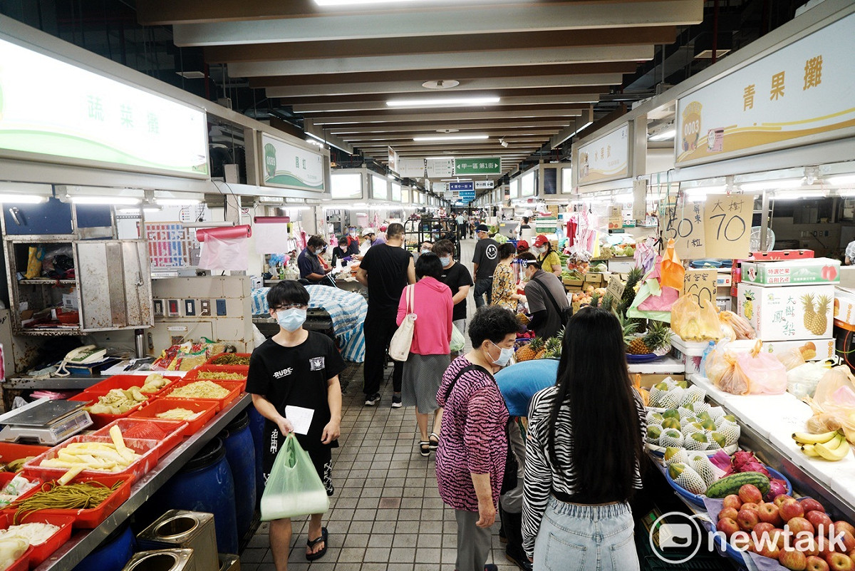 振興五倍券今日起開放數位券以及各項加碼券登記。（圖為環南市場） 圖：張良一/攝