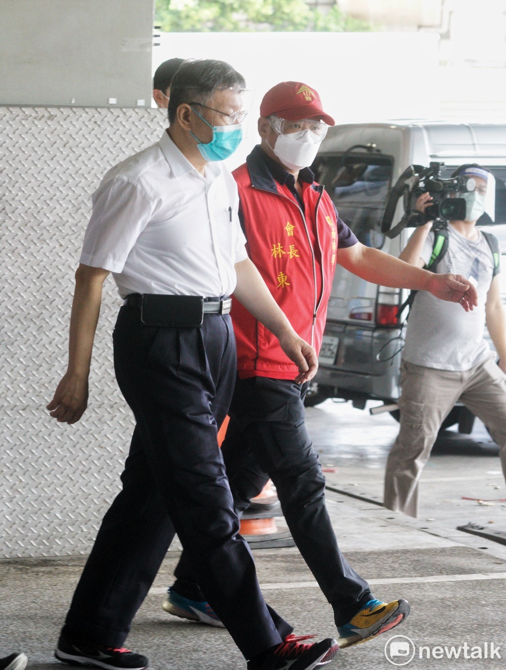 台北市長柯文哲上午在台北市副市長黃珊珊、環南市場自治會會長林勝東的陪同下，視察重新營業的環南市場。 圖：張良一 / 攝