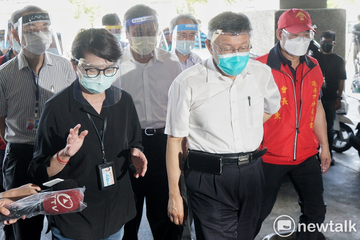 台北市長柯文哲上午在台北市副市長黃珊珊、環南市場自治會會長林勝東的陪同下，視察重新營業的環南市場。 圖：張良一 / 攝