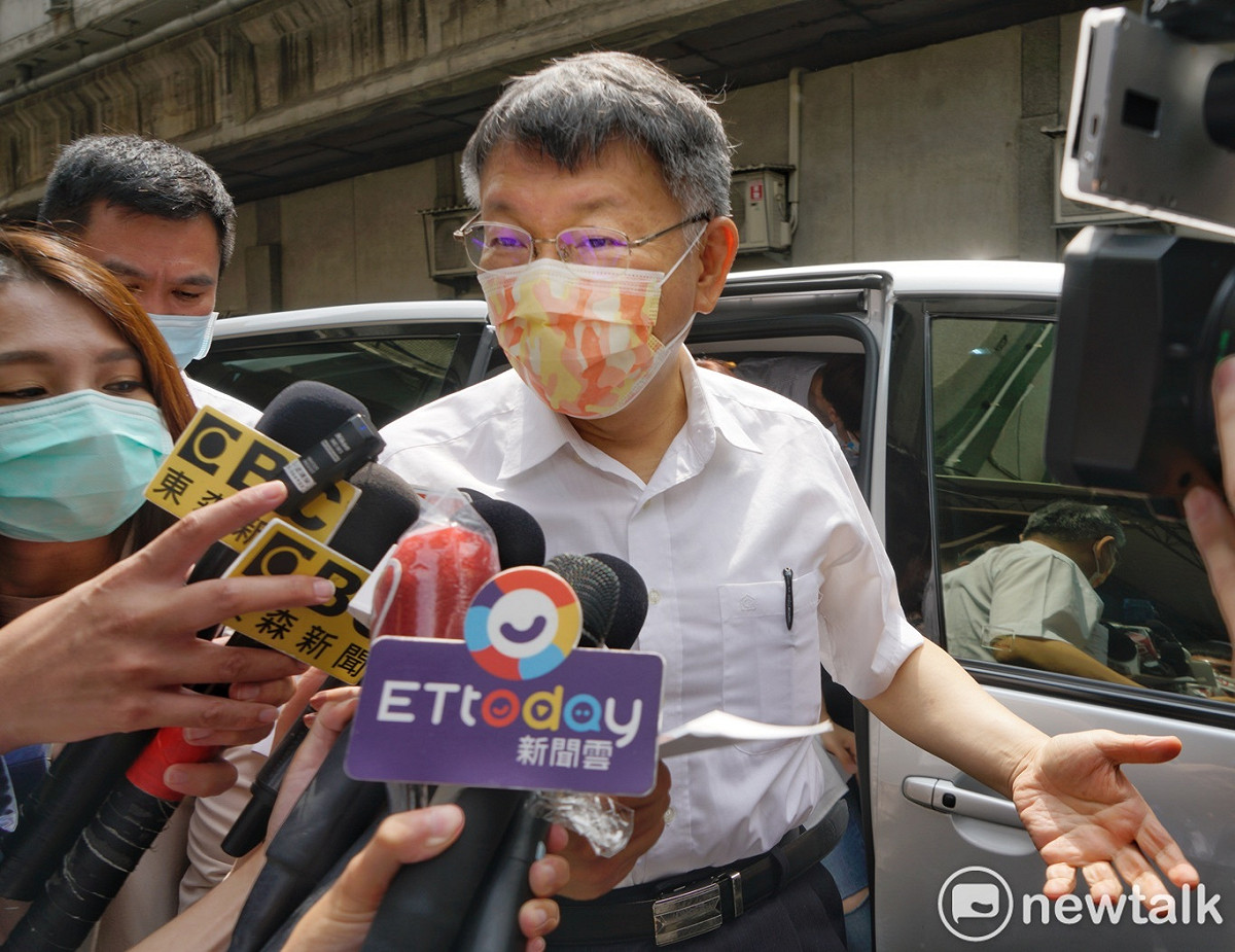 台北市長柯文哲、副市長黃珊珊到萬華指揮所與北農前進指揮官王必勝開會。 圖：張良一 / 攝