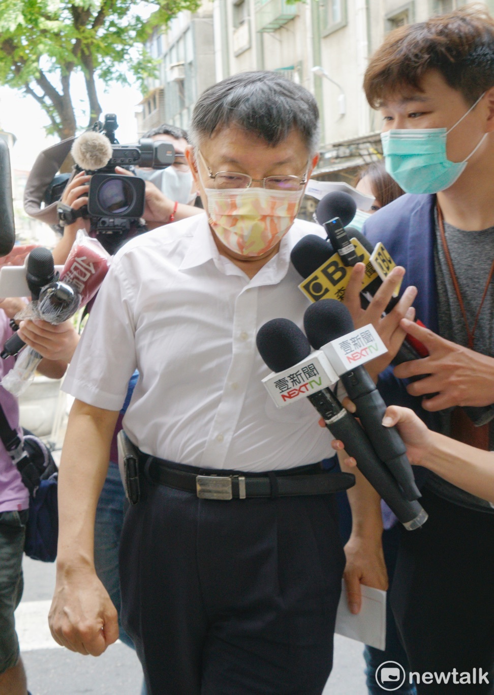 台北市長柯文哲、副市長黃珊珊到萬華指揮所與北農前進指揮官王必勝開會。 圖：張良一 / 攝
