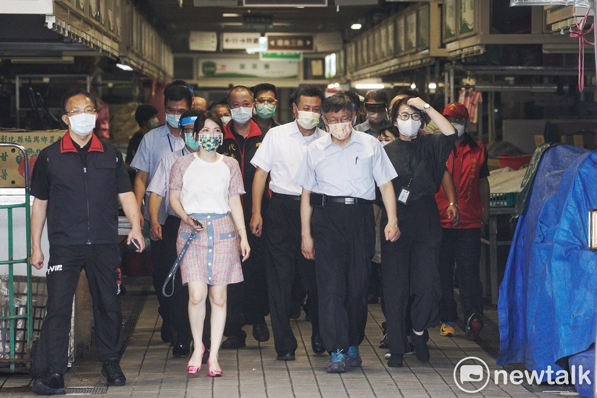 台北市長柯文哲上午在副市長黃珊珊、環南市場自治會長林勝東等人的陪同下，視察環南市場工作人員PCR篩檢情況。 圖：張良一 / 攝