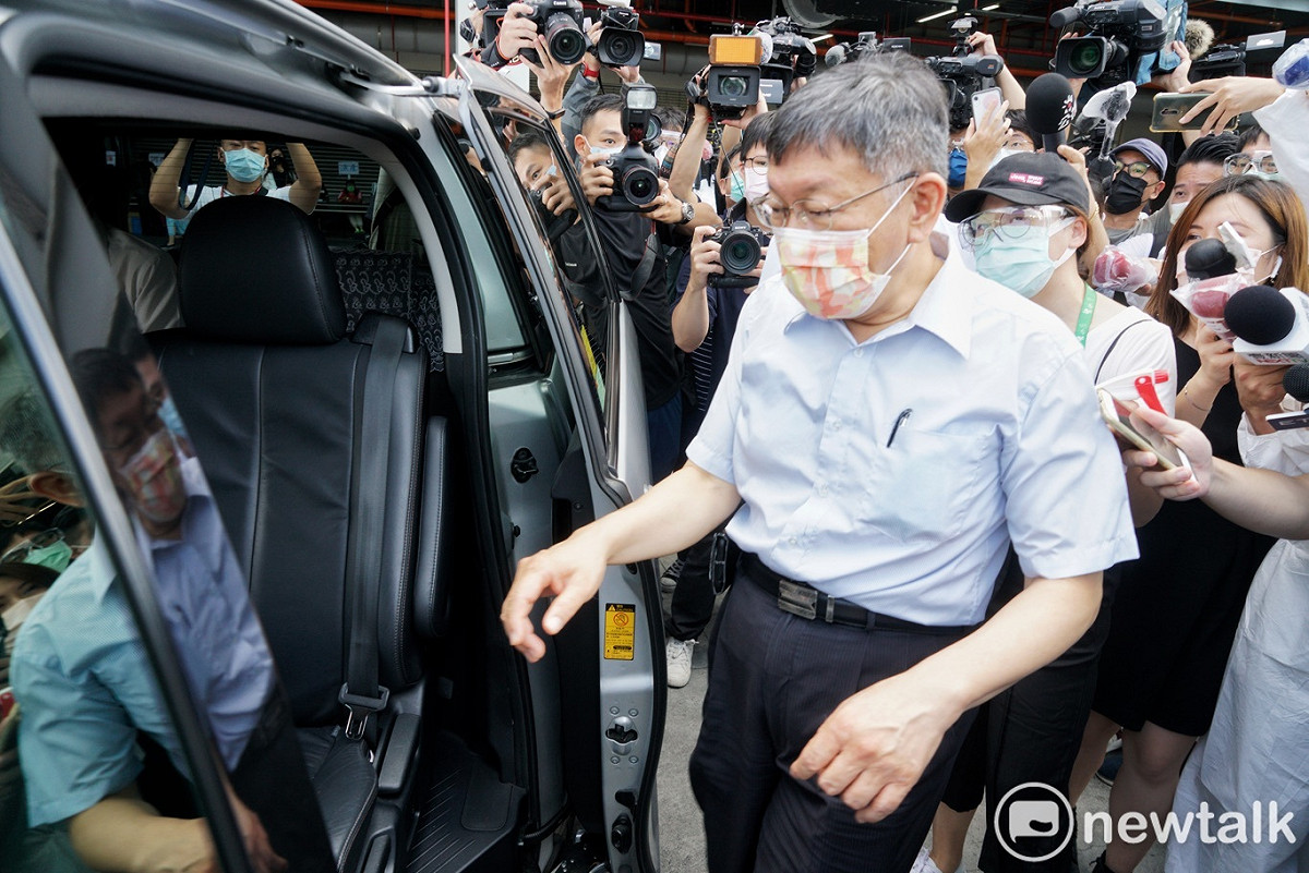台北市長柯文哲上午在副市長黃珊珊、環南市場自治會長林勝東等人的陪同下，視察環南市場工作人員PCR篩檢情況。 圖：張良一/攝(資料照片)