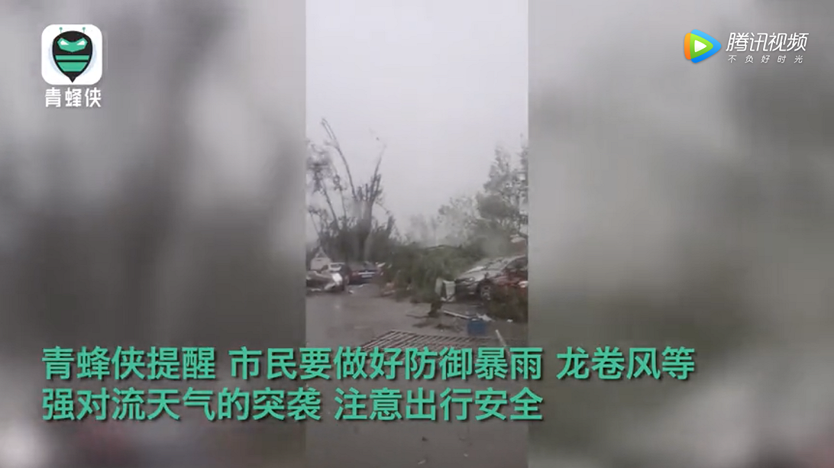 有車輛直接被房屋加裝的鐵圍欄砸毀。 圖：翻攝自騰訊網