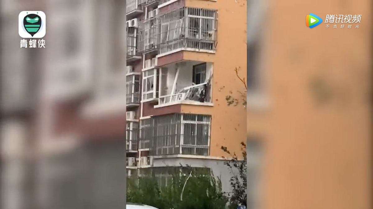 社區的住家窗戶直接被風吹毀，其中一戶的住家陽台上窗戶全部散落。 圖：翻攝自騰訊網