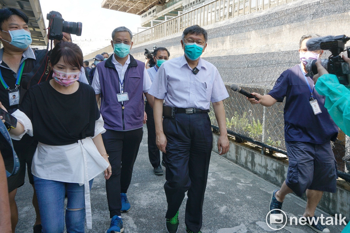 台北市長柯文哲上午到花博爭艷館大型接種站視察疫苗接種情況。 圖：張良一/攝
