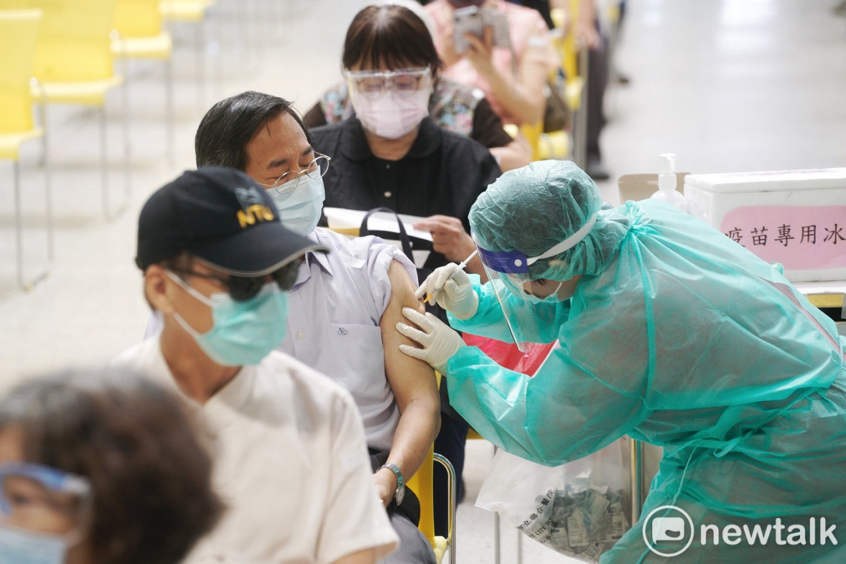 面對高端連日傳出疑似接種後死亡個案，醫師呼籲民眾理性思考。（圖為疫苗接種示意圖） 圖：張良一/攝（資料照片）