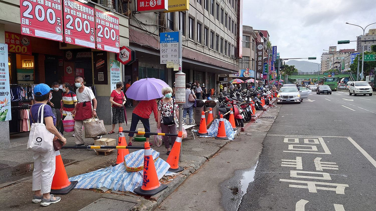 北市士林區中正路行道樹遭砍除。 圖：翻攝自陳建銘臉書