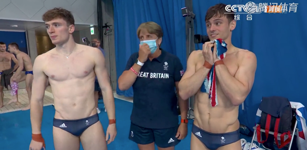 英國組合戴利（Tom Daley）、李爾（Matty Lee）則以471.81分奪得男子雙人10米跳台冠軍。 圖：翻攝自騰訊體育