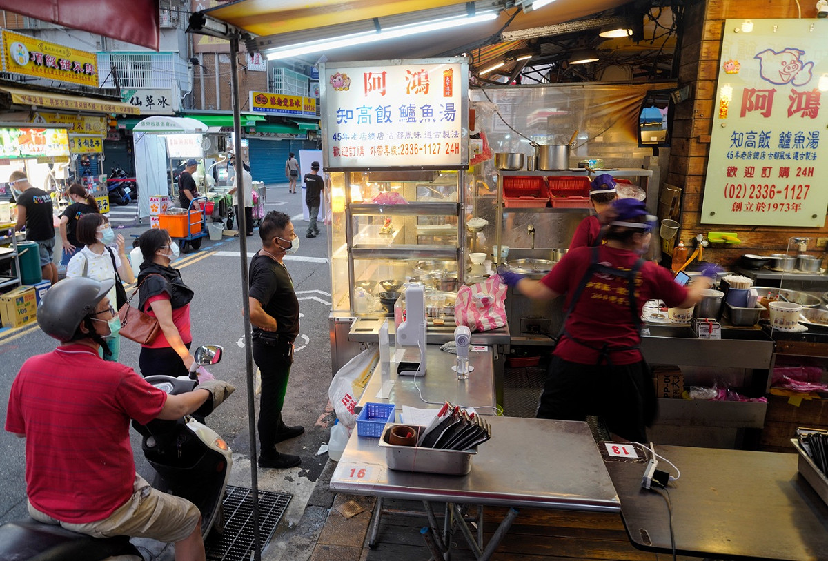 受武漢肺炎疫情影響，而暫停營業兩個多月的萬華廣州街夜市，在疫情漸緩後今天傍晚重新開市營業。由於雙北二市仍未開放內用，消費者只能在店家外排隊等外帶。 圖：張良一/攝