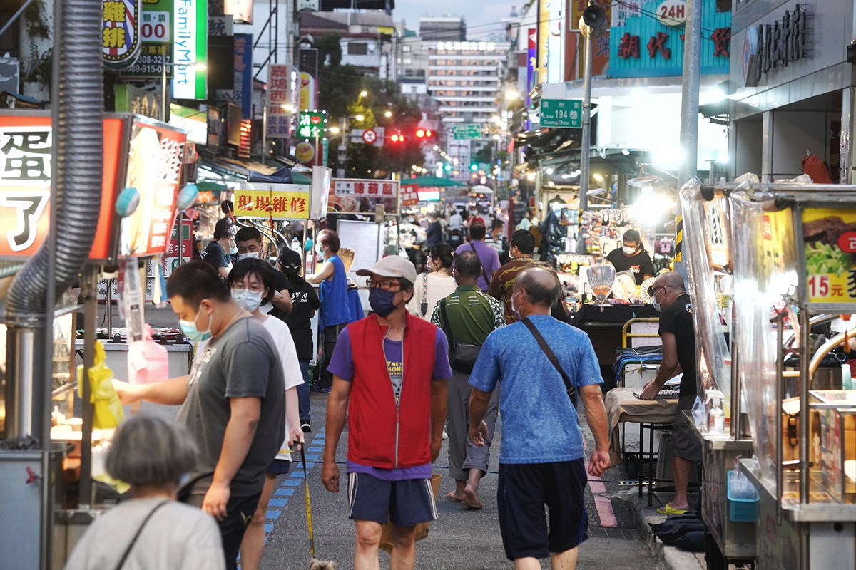 受武漢肺炎疫情影響，而暫停營業兩個多月的萬華廣州街夜市，在疫情漸緩後今天傍晚重新開市營業。 圖：張良一/攝