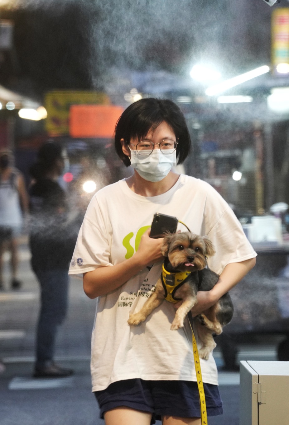 受武漢肺炎疫情影響，而暫停營業兩個多月的萬華廣州街夜市，在疫情漸緩後今天傍晚重新開市營業。圖為一位市民逛夜市前，經過會噴出消毒水的特製門。 圖：張良一/攝