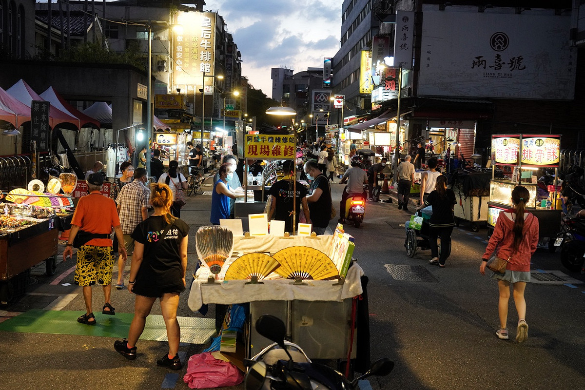 受武漢肺炎疫情影響，而暫停營業兩個多月的萬華廣州街夜市，在疫情漸緩後今天傍晚重新開市營業。 圖：張良一/攝