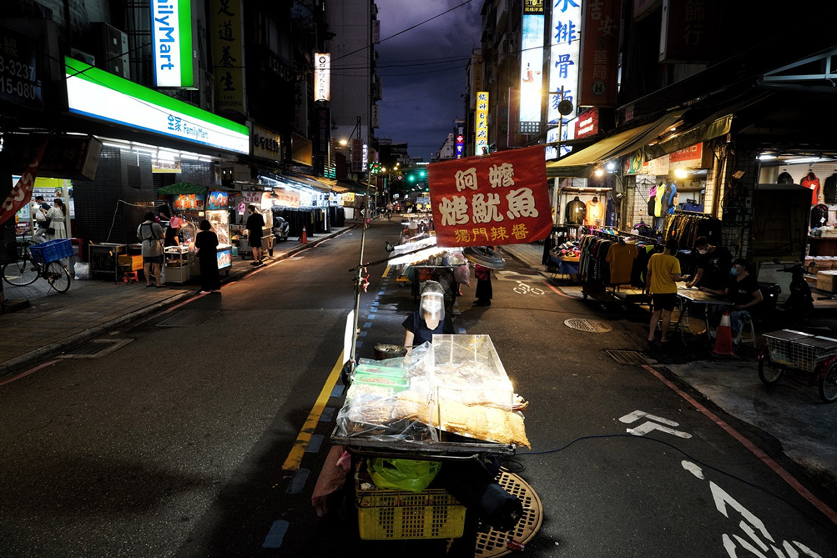 受武漢肺炎疫情影響，而暫停營業兩個多月的萬華廣州街夜市，在疫情漸緩後今天傍晚重新開市營業，不過買氣和人氣仍無法和疫情前的熱絡景象相比。 圖：張良一/攝