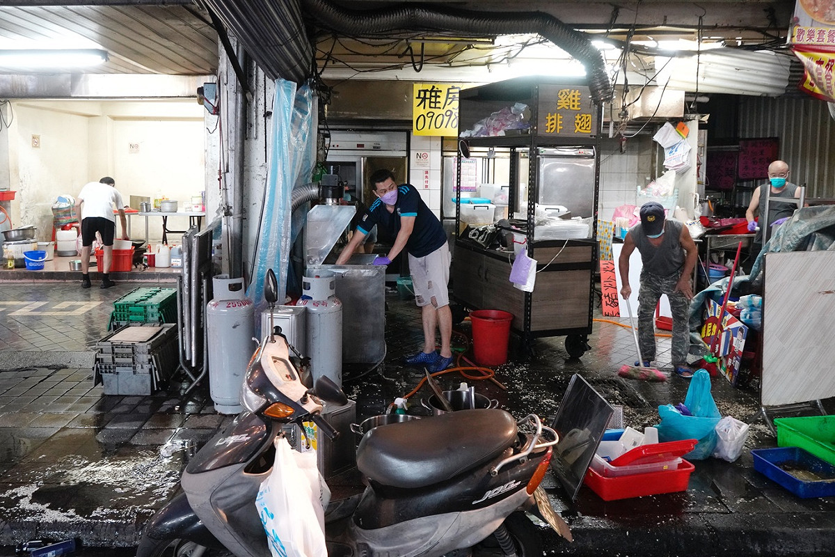 受武漢肺炎疫情影響，而暫停營業兩個多月的萬華廣州街夜市，在疫情漸緩後今天傍晚重新開市營業。圖為賣炸雞的攤商清理攤子，他說會再晚幾天再開市。 圖：張良一/攝