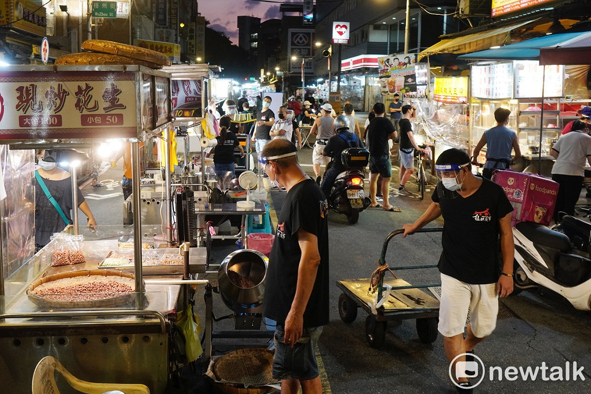 受武漢肺炎疫情影響，而暫停營業兩個多月的萬華廣州街夜市，在疫情漸緩後今天傍晚重新開市營業。 圖：張良一/攝（資料照）