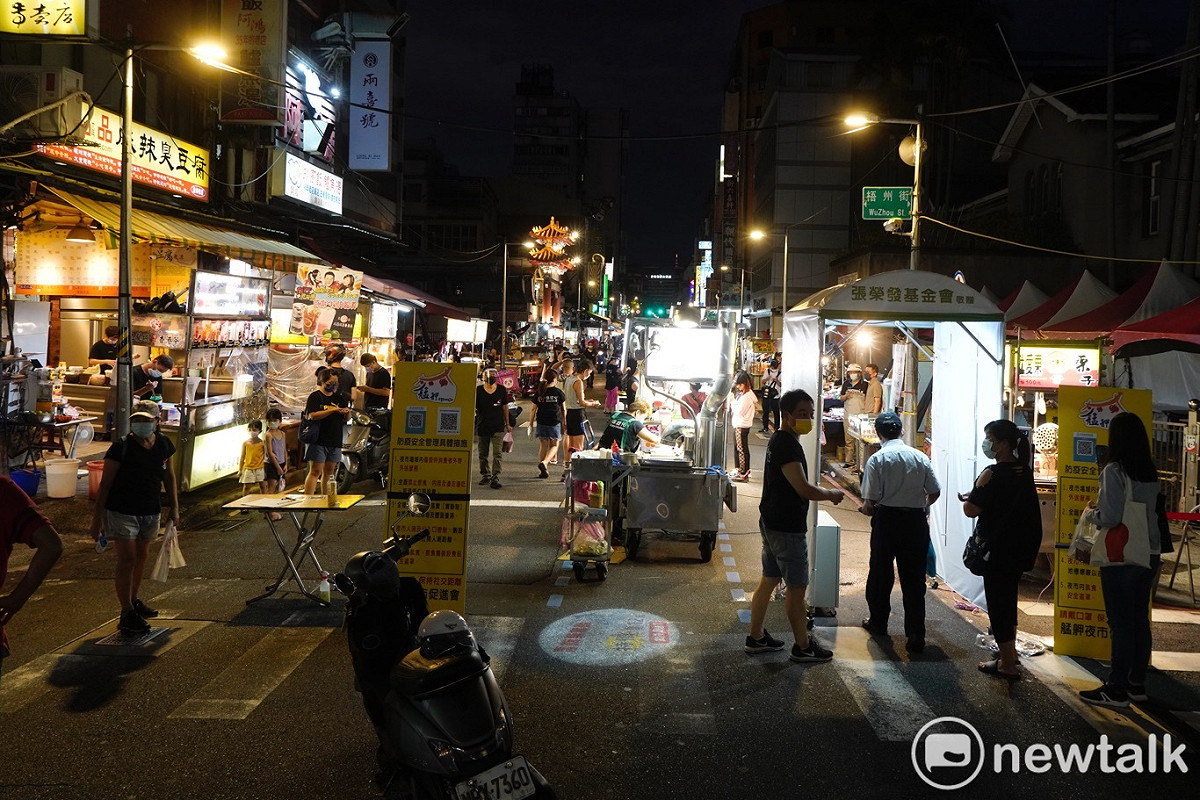 受武漢肺炎疫情影響，而暫停營業兩個多月的萬華廣州街夜市，在疫情漸緩後今天傍晚重新開市營業。 圖：張良一/攝（資料照）