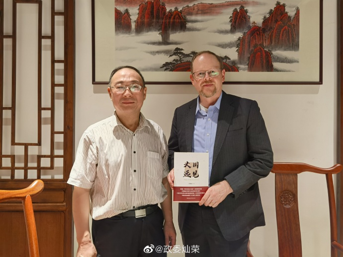 金燦榮（左）發文指稱，自己應邀和美國大使館新來的政務官蘇偉光（右）共進晚餐。 圖：翻攝自金燦榮微博