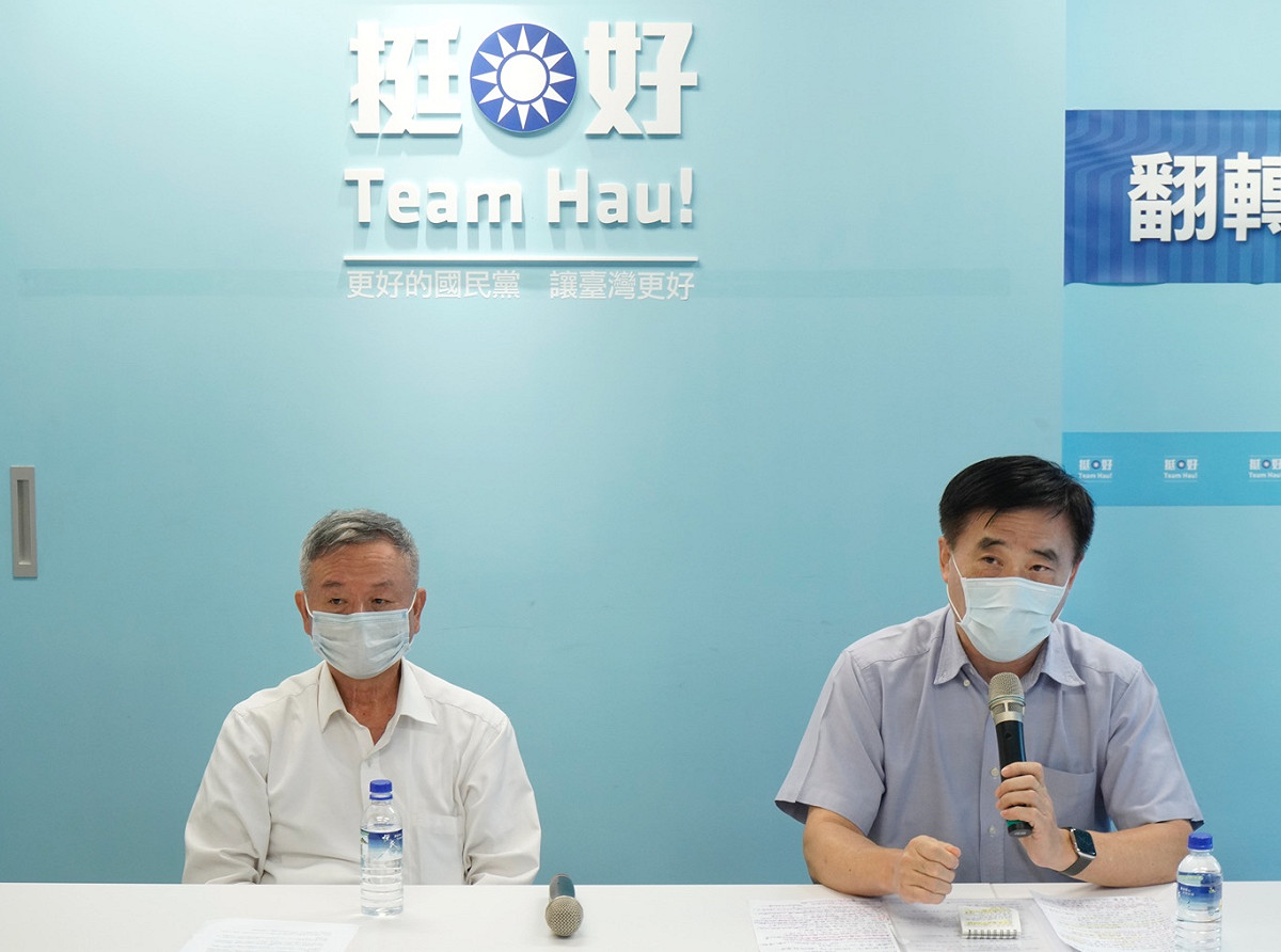 前衛生署長楊志良、國民黨副主席郝龍斌舉行記者會，共同聲請停止高端緊急授權。 圖：張良一/攝（資料照片）