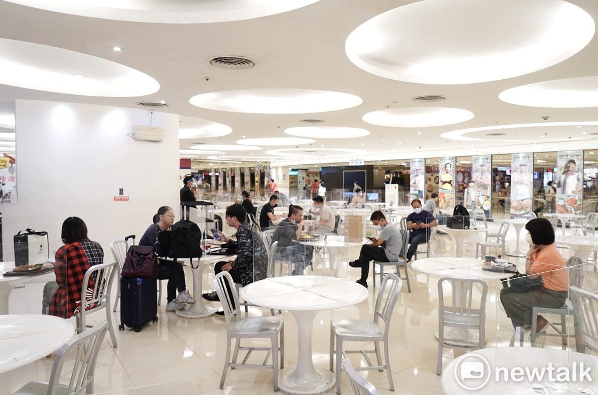 春節期間疫情升溫，部分餐廳要求民眾內用必須「接種 2 劑疫苗」。（餐廳示意圖） 圖：張良一 / 攝（資料圖）。