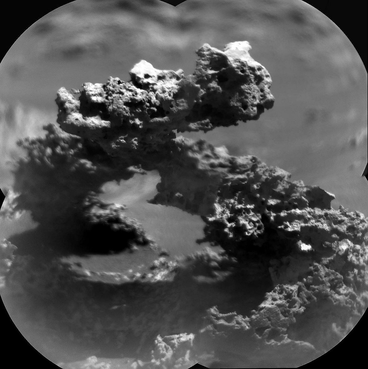 美國國家航空暨太空總署（NASA）火星探測車好奇號（Curiosity）近日在蓋爾坑（Gale Crater）發現一座天然石拱門。 圖：取自Paul Hammond推特