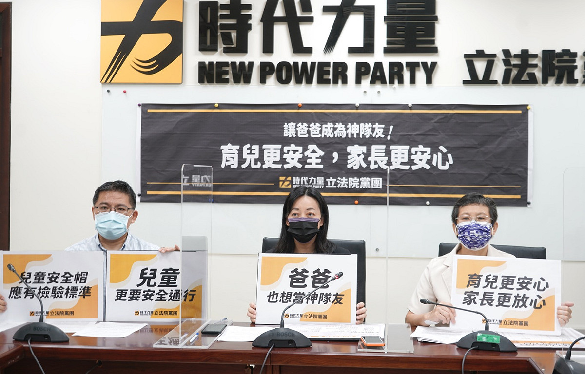 時代力量立委邱顯智（左起）、王婉諭、陳椒華舉行「讓爸爸成為神隊友：育兒更安心，家長更放心」記者會。 圖：張良一/攝