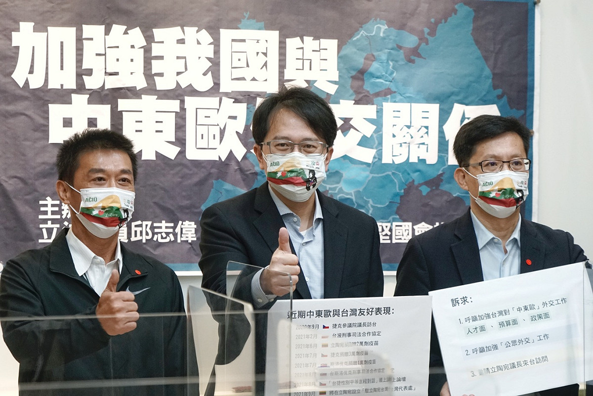 立委邱志偉、張廖萬堅、許智傑召開「加強我國與中東歐外交關係」記者會，呼籲強化我國與中東歐外交關係。 圖：張良一/攝