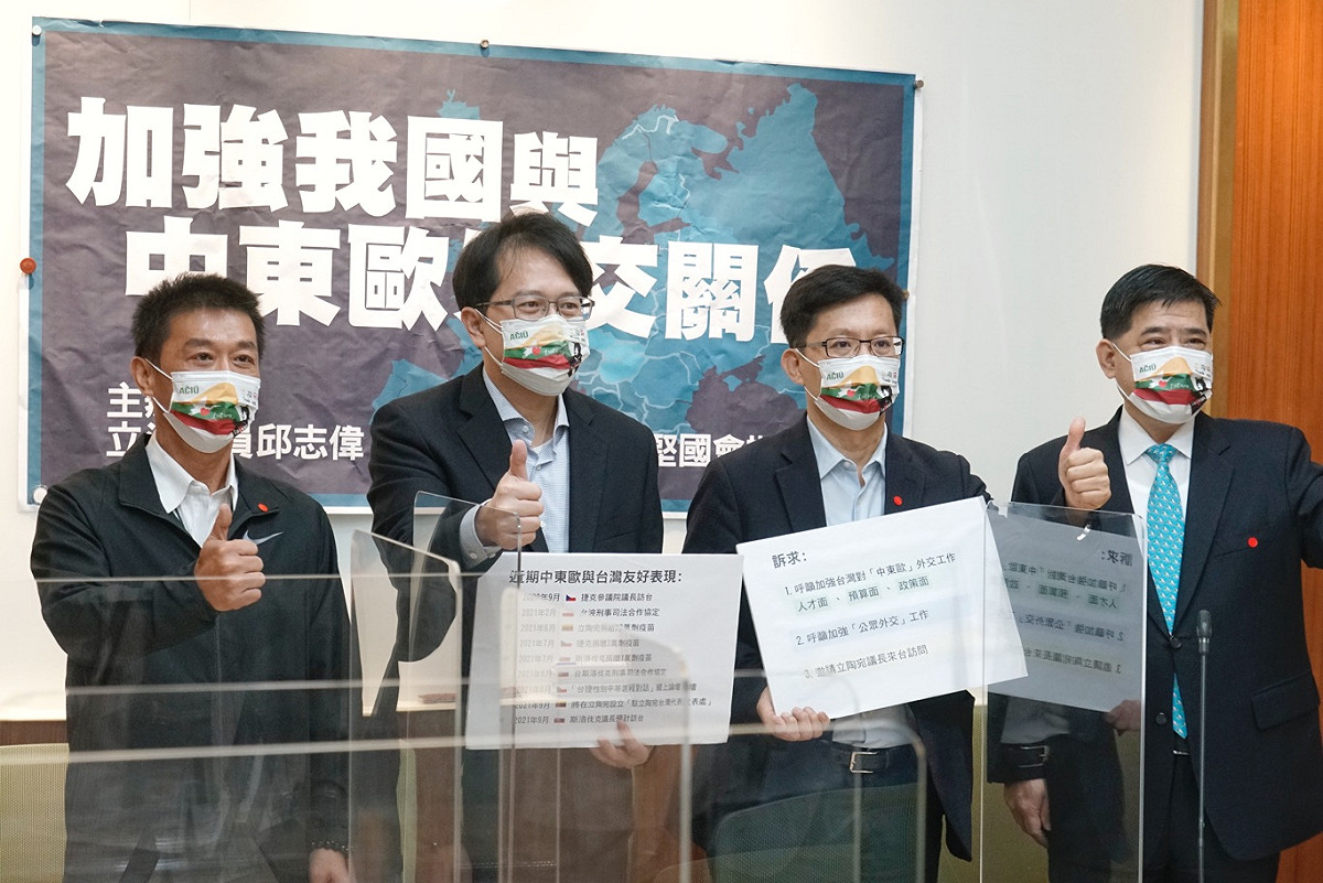立委邱志偉、張廖萬堅、許智傑呼籲，強化我國與中東歐外交關係。 圖：張良一/攝