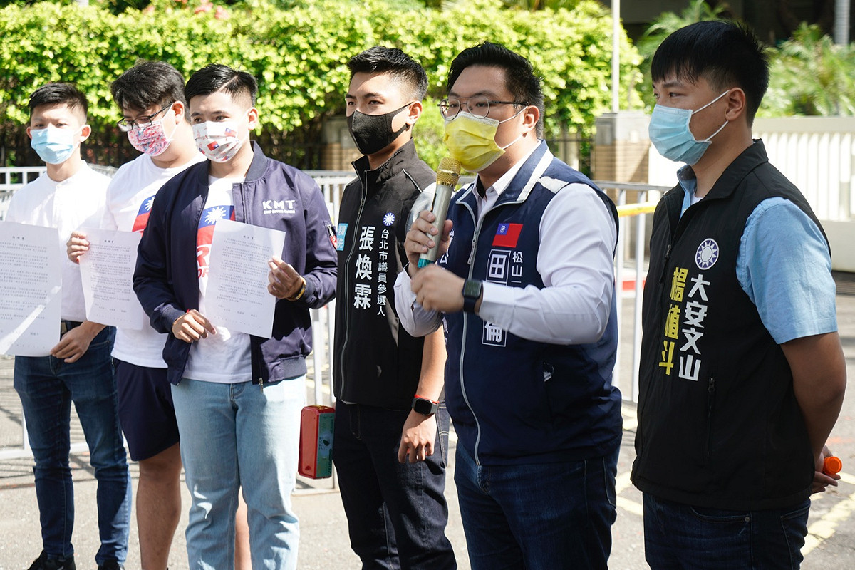 多位國民黨市議員參選人在行政院外進行發起收回五倍券抗議行動。 圖：張良一/攝