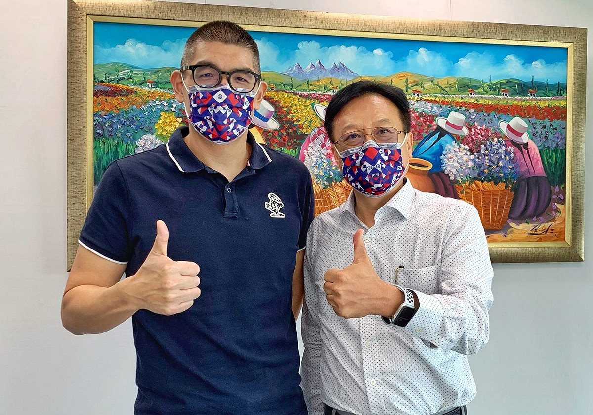 卓伯源（右）指出，連勝文（左）從政以來從沒少過被黨內質疑或是民進黨的攻擊。 圖：翻攝自卓伯源臉書