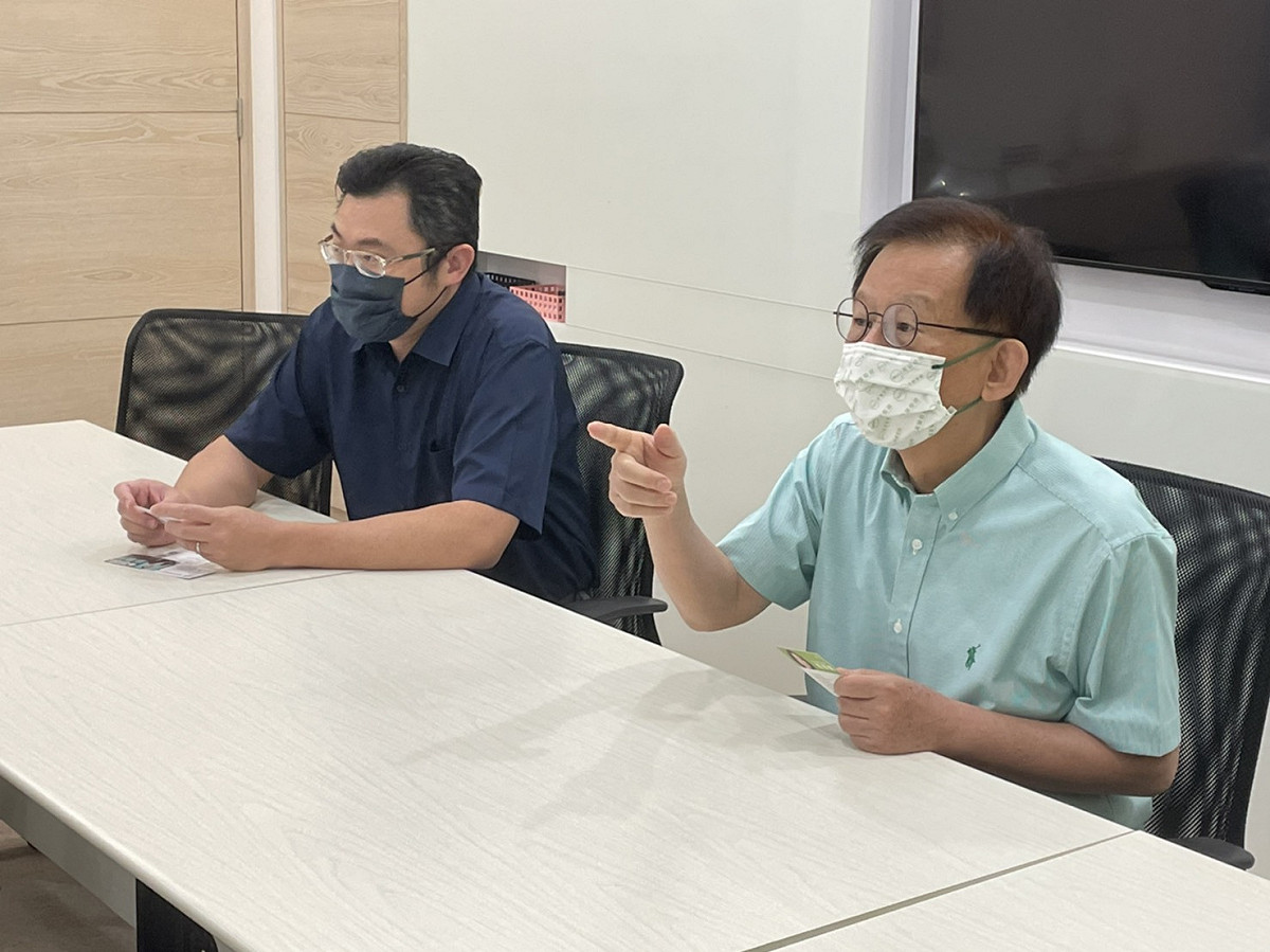 高端疫苗公司總經理陳燦堅（右）、國際暨公共事務處長連加恩（左） 圖/張正霖攝