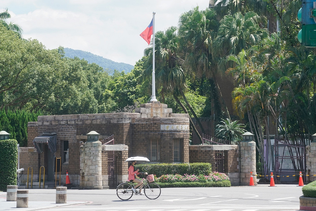 近期包括台大在內不少大學生積極響應大罷免行動，不僅在社群上宣傳大罷連署，還在大學校園內從事宣傳及蒐集連署等罷免行動，然而此舉也引起正反兩方激烈衝突。（圖為台大校園示意) 圖：張良一／攝（資料照）