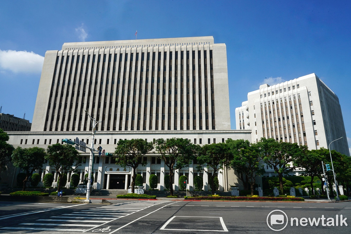 因應中央銀行 23 日決議升息半碼、利率連 5 升，台灣銀行、合庫與一銀也跟進央行調升存款利率。 圖：張良一／攝（資料照片）