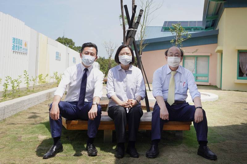 總統蔡英文9月赴新竹視察期間，與新竹市長林智堅（左）與立法院民進黨團總召柯建銘陪同。 圖：新竹市府提供